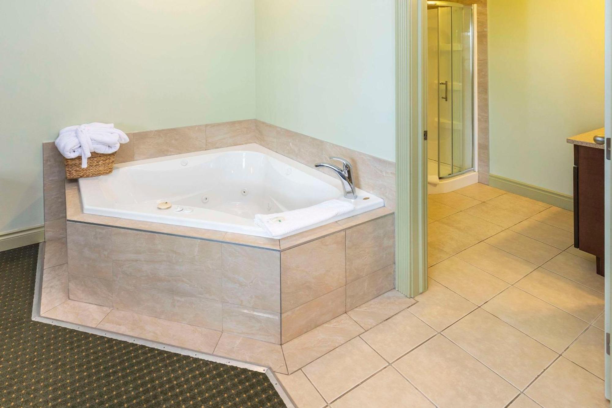 Quality Inn & Suites Whitecourt Dış mekan fotoğraf